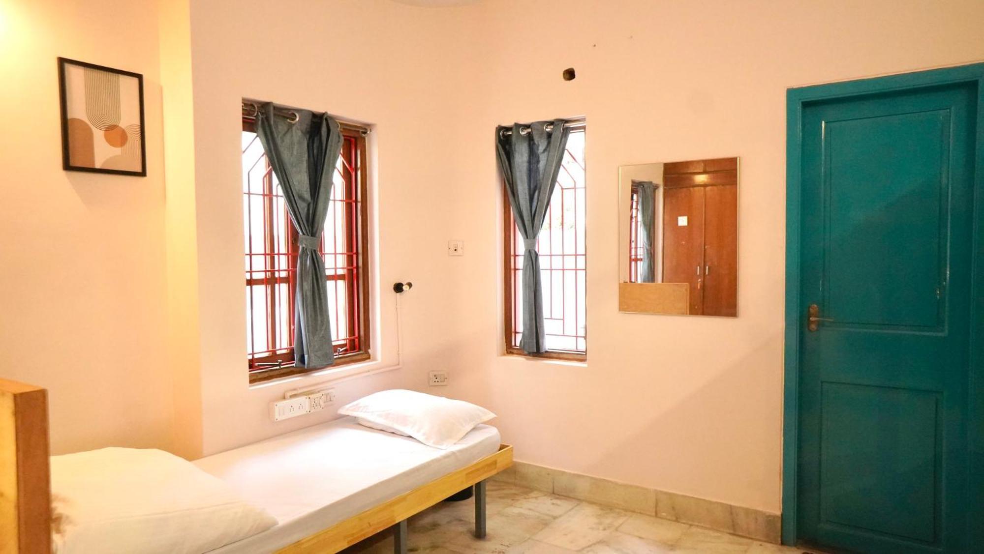 Roambay - Gokulam Hostel Mysore Buitenkant foto